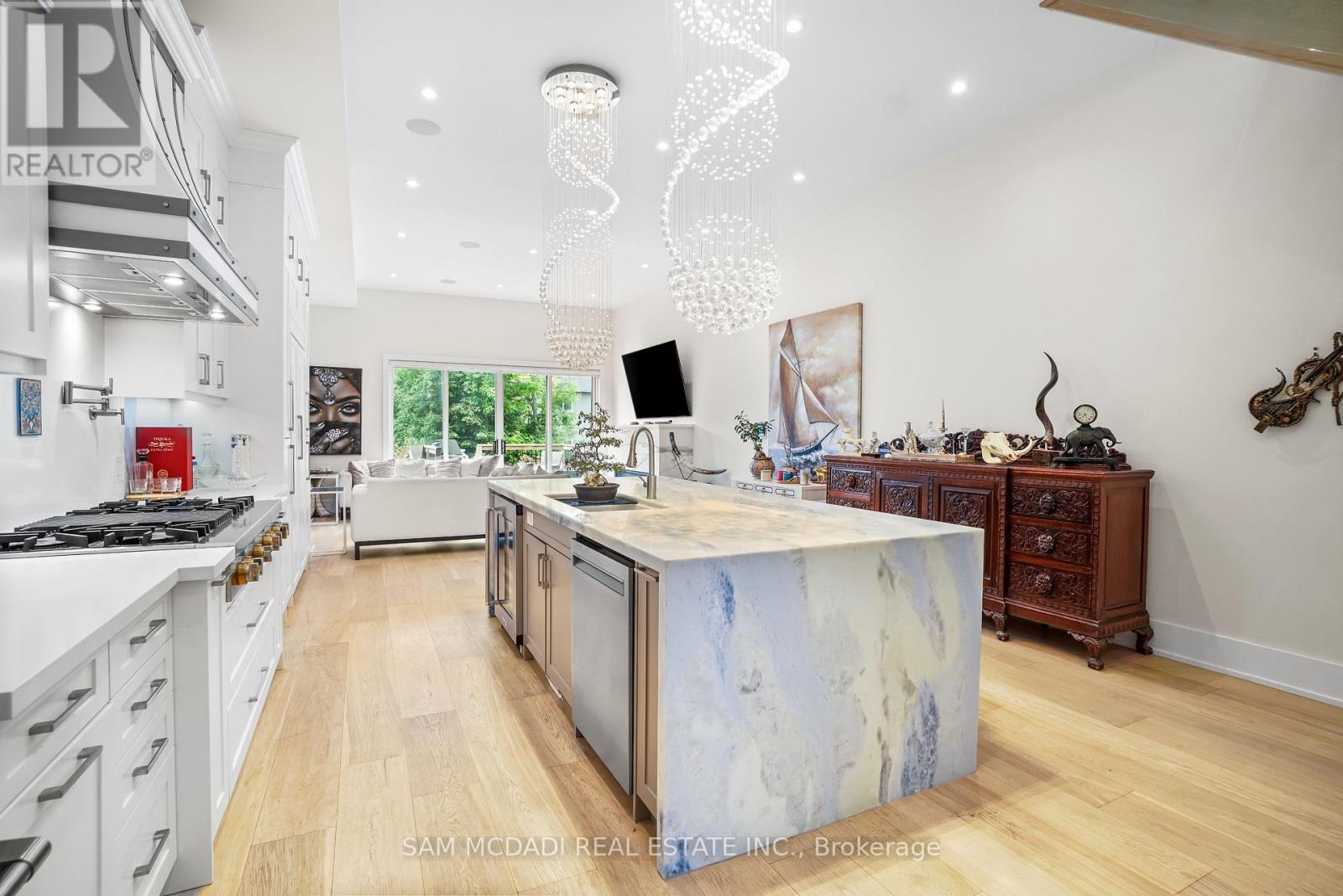 1036 Enola Avenue, Mississauga, ON - Indoor Photo Showing Kitchen With Upgraded Kitchen