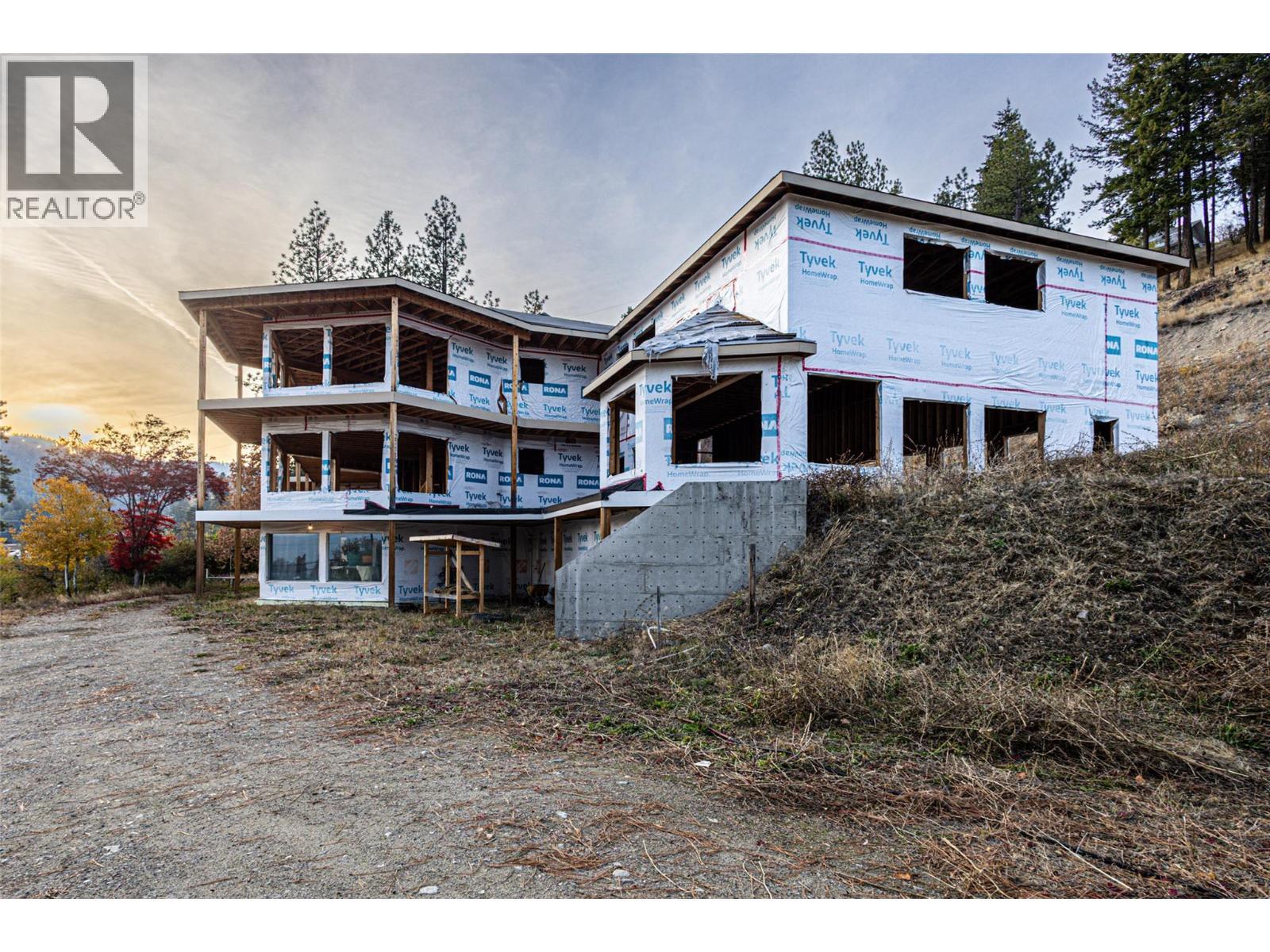 4976 Princeton Avenue, Peachland, BC - Outdoor With Facade
