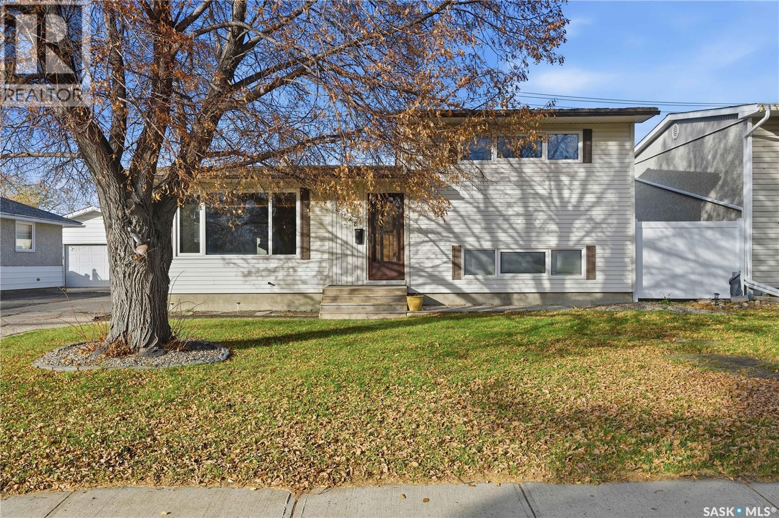 128 Yarnton Crescent, Regina, SK - Outdoor