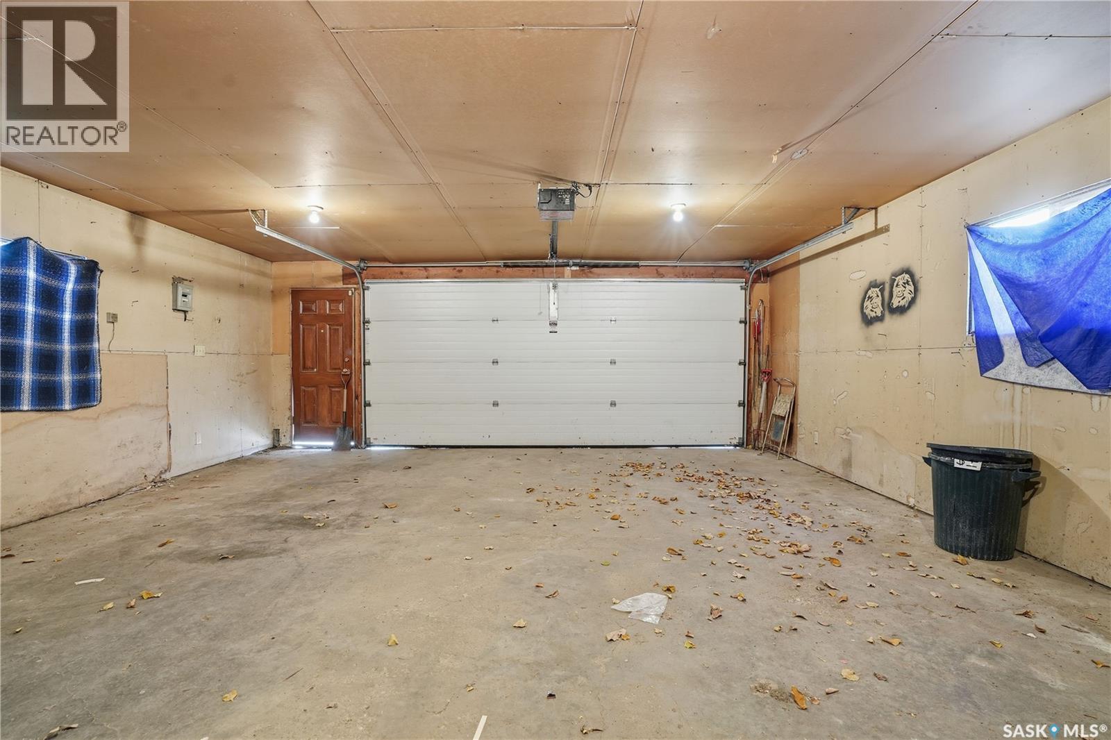 128 Yarnton Crescent, Regina, SK - Indoor Photo Showing Garage