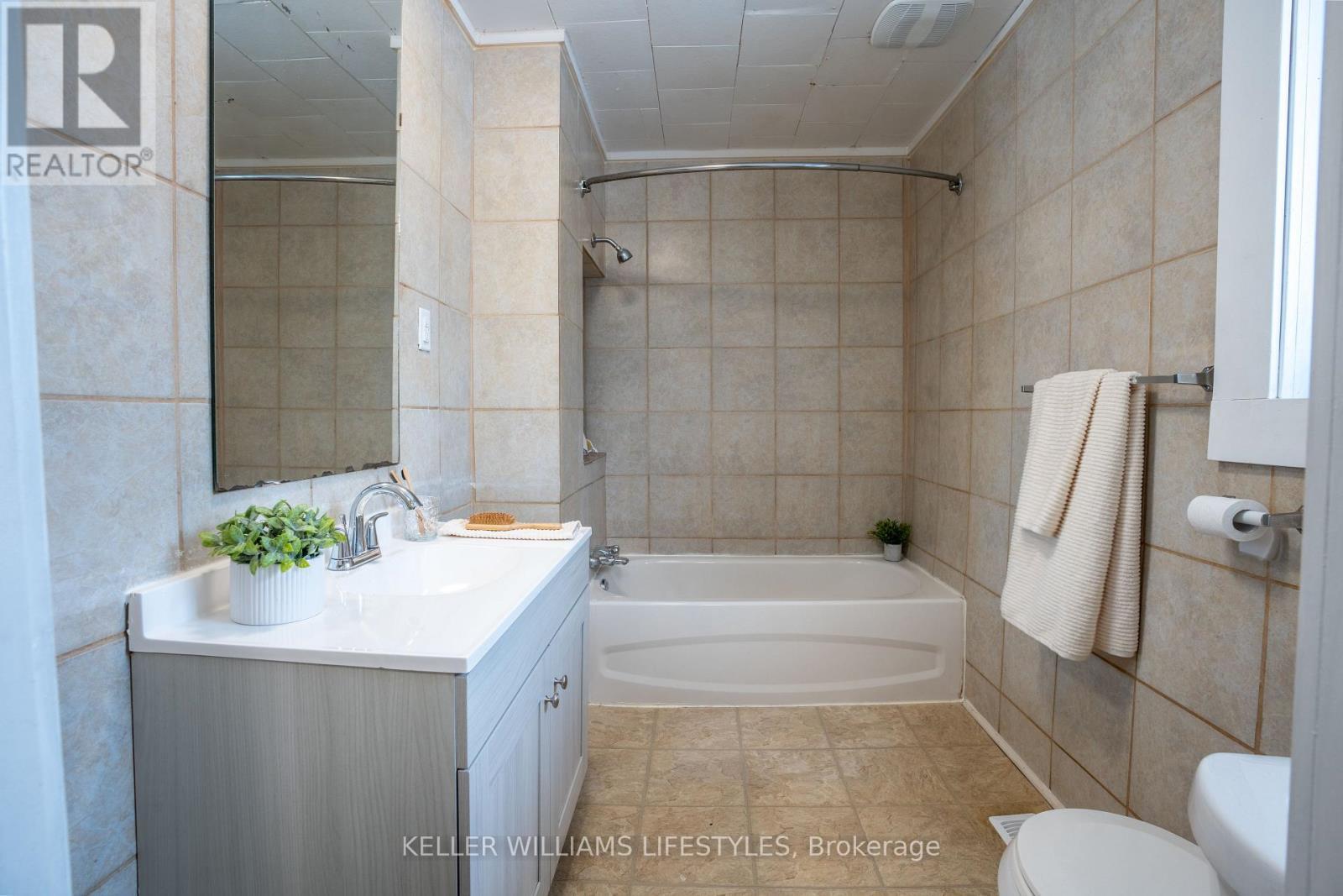 Lower - 83 Adelaide Street S, Chatham-Kent (Se), ON - Indoor Photo Showing Bathroom