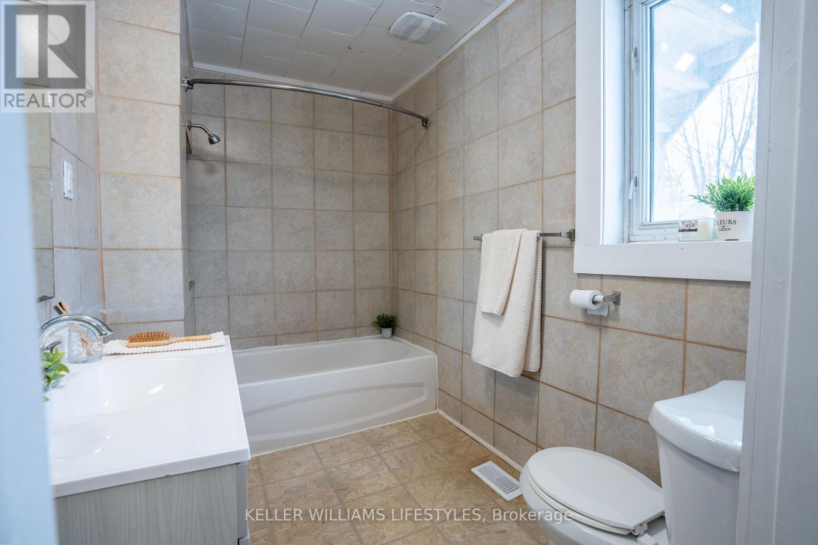 Lower - 83 Adelaide Street S, Chatham-Kent (Se), ON - Indoor Photo Showing Bathroom