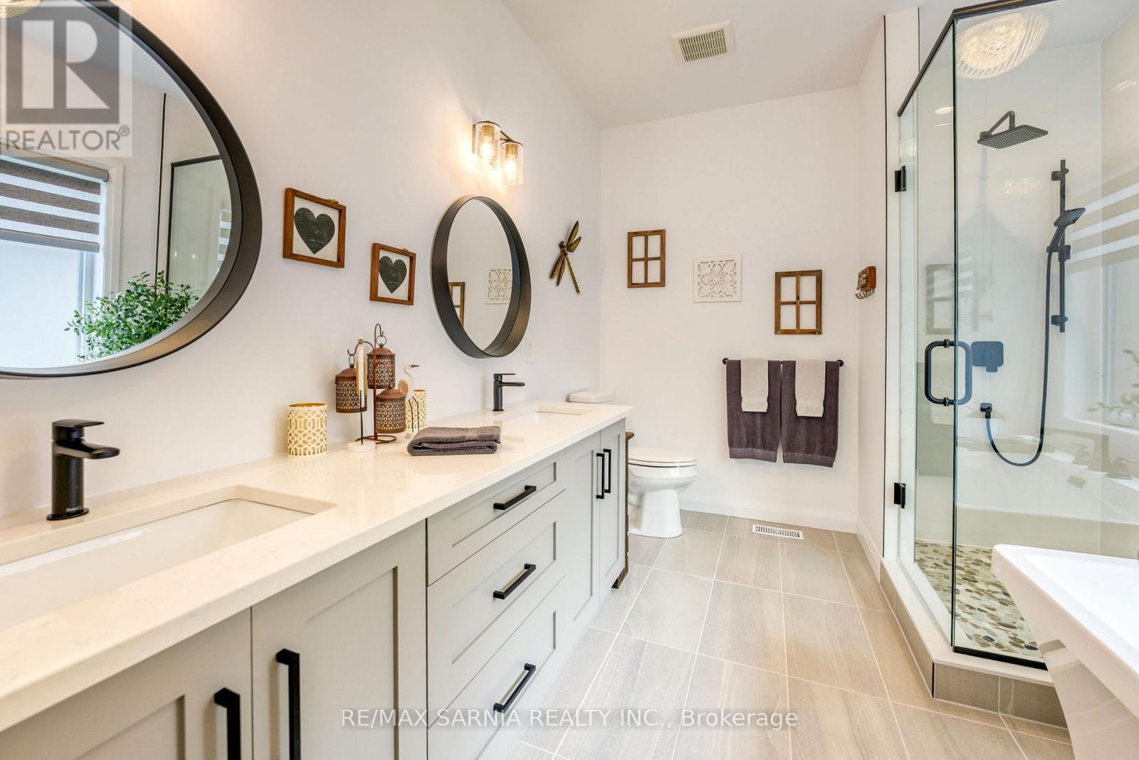 393 Bayhill Drive, St. Clair, ON - Indoor Photo Showing Bathroom