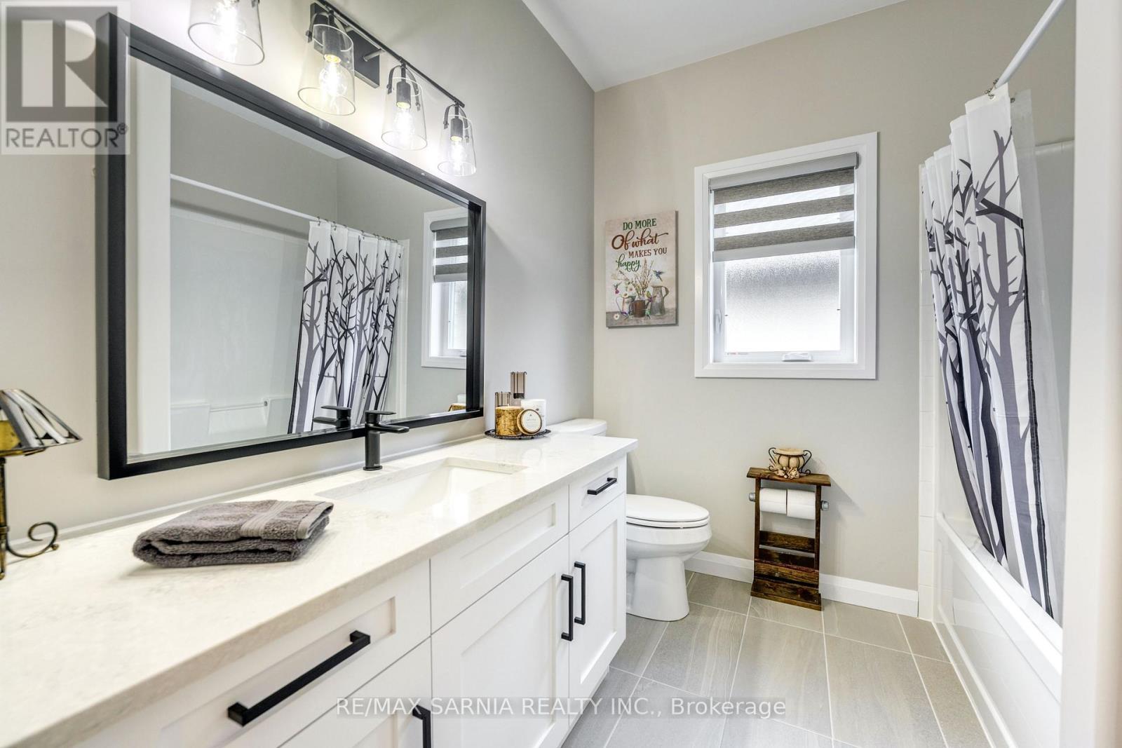 393 Bayhill Drive, St. Clair, ON - Indoor Photo Showing Bathroom
