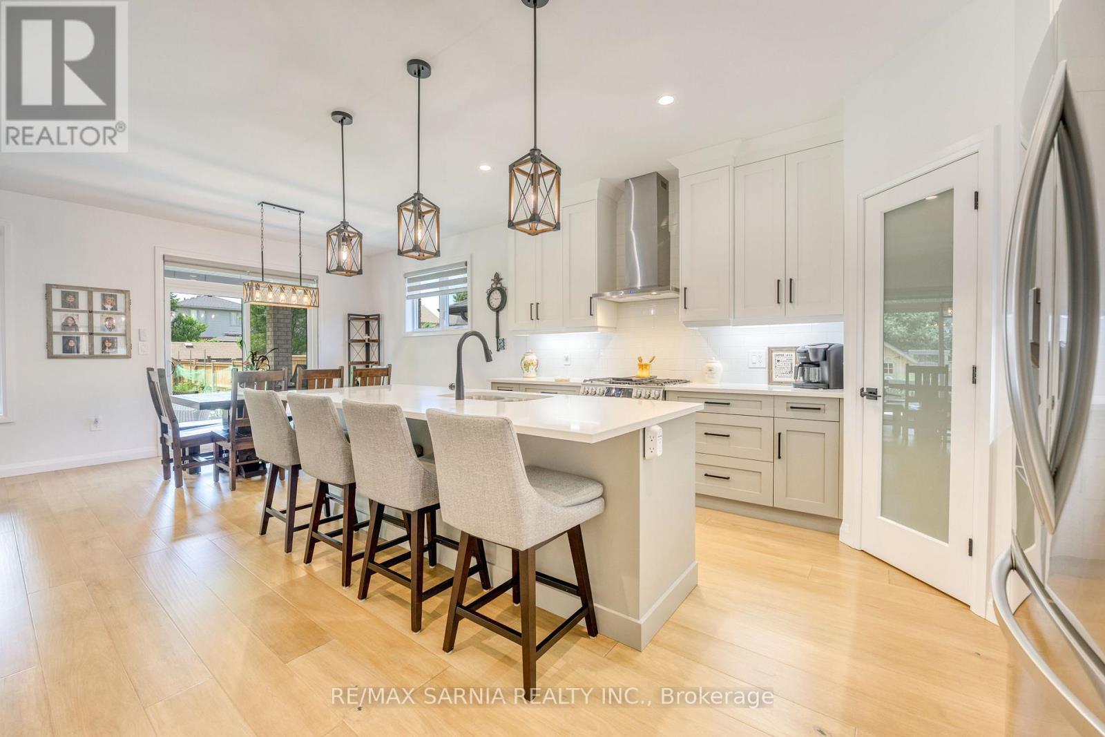 393 Bayhill Drive, St. Clair, ON - Indoor Photo Showing Kitchen With Upgraded Kitchen