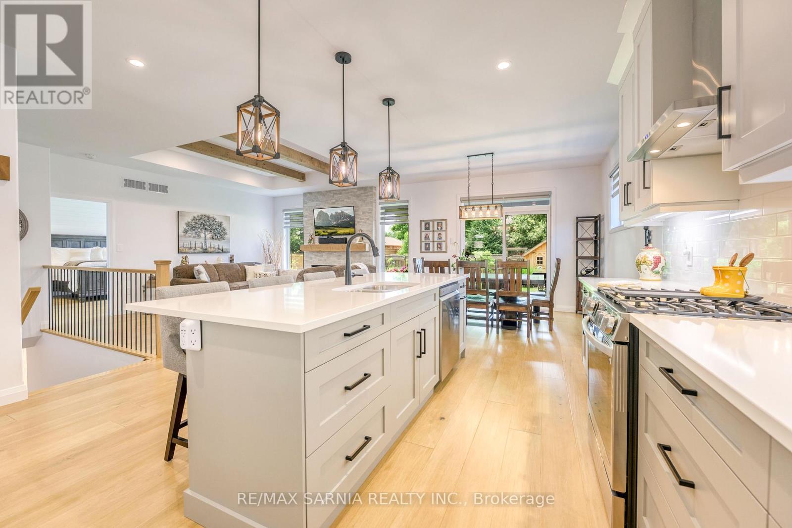 393 Bayhill Drive, St. Clair, ON - Indoor Photo Showing Kitchen With Upgraded Kitchen