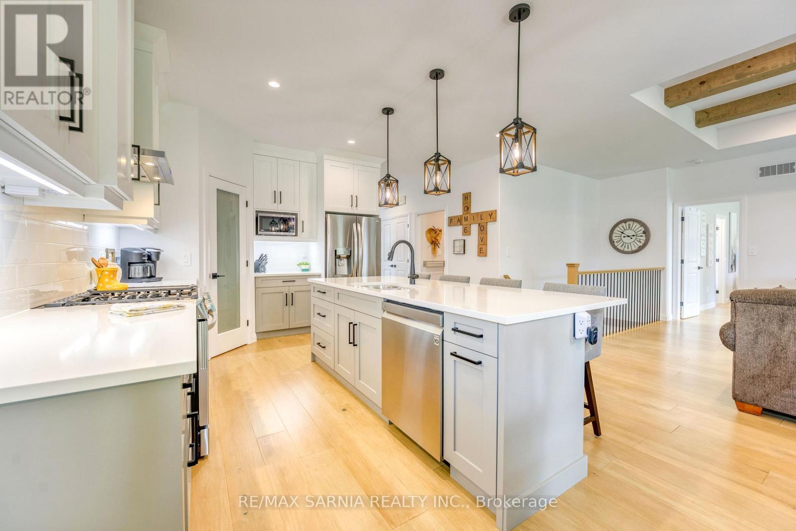 393 Bayhill Drive, St. Clair, ON - Indoor Photo Showing Kitchen With Upgraded Kitchen