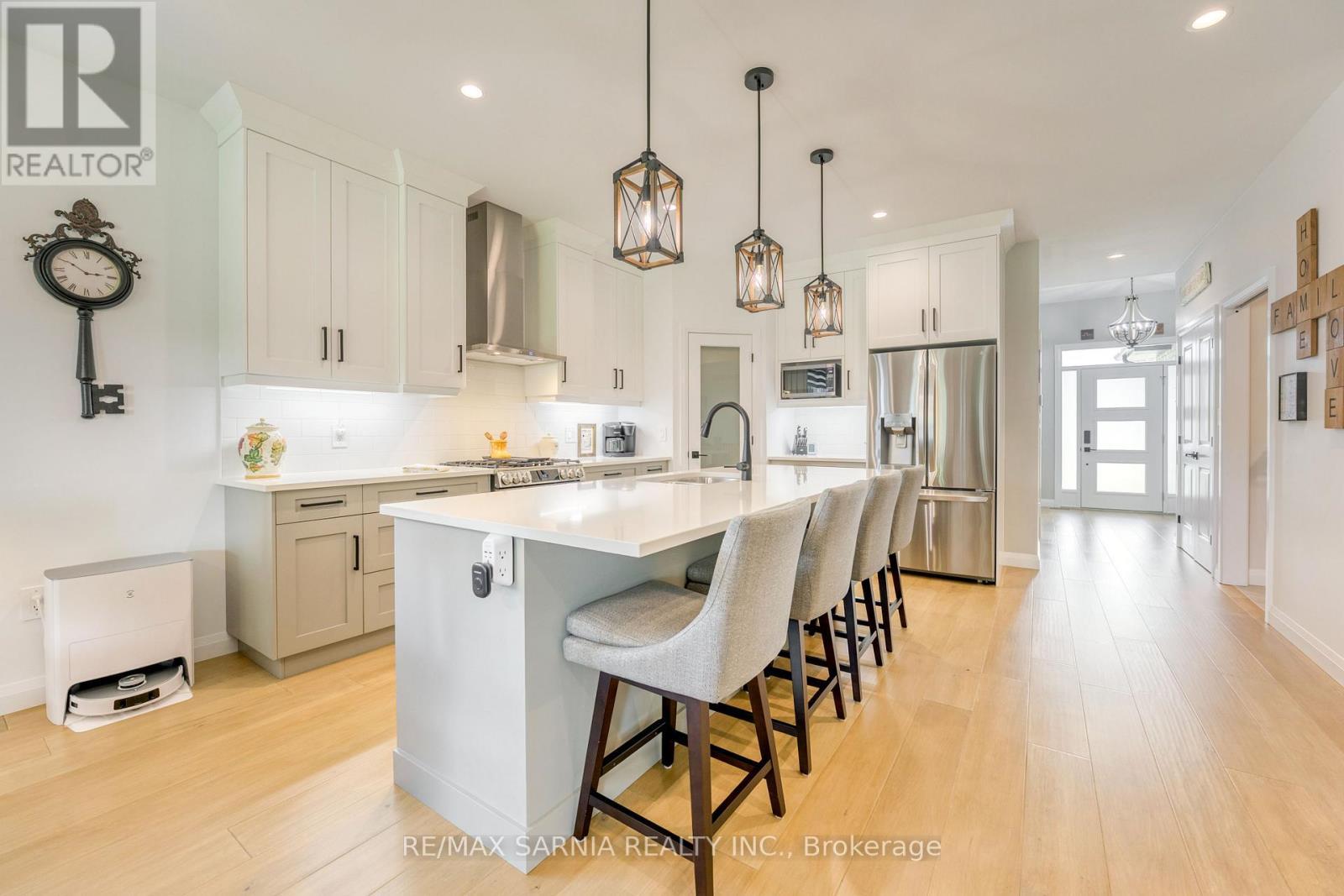 393 Bayhill Drive, St. Clair, ON - Indoor Photo Showing Kitchen With Upgraded Kitchen