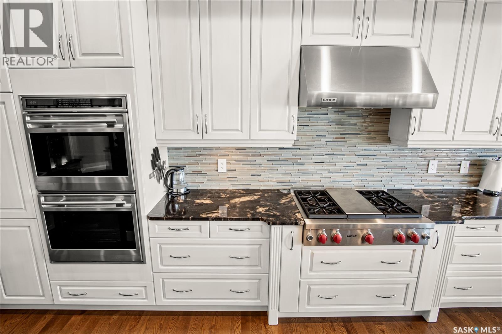 8099 Wascana Gardens Crescent, Regina, SK - Indoor Photo Showing Kitchen With Upgraded Kitchen