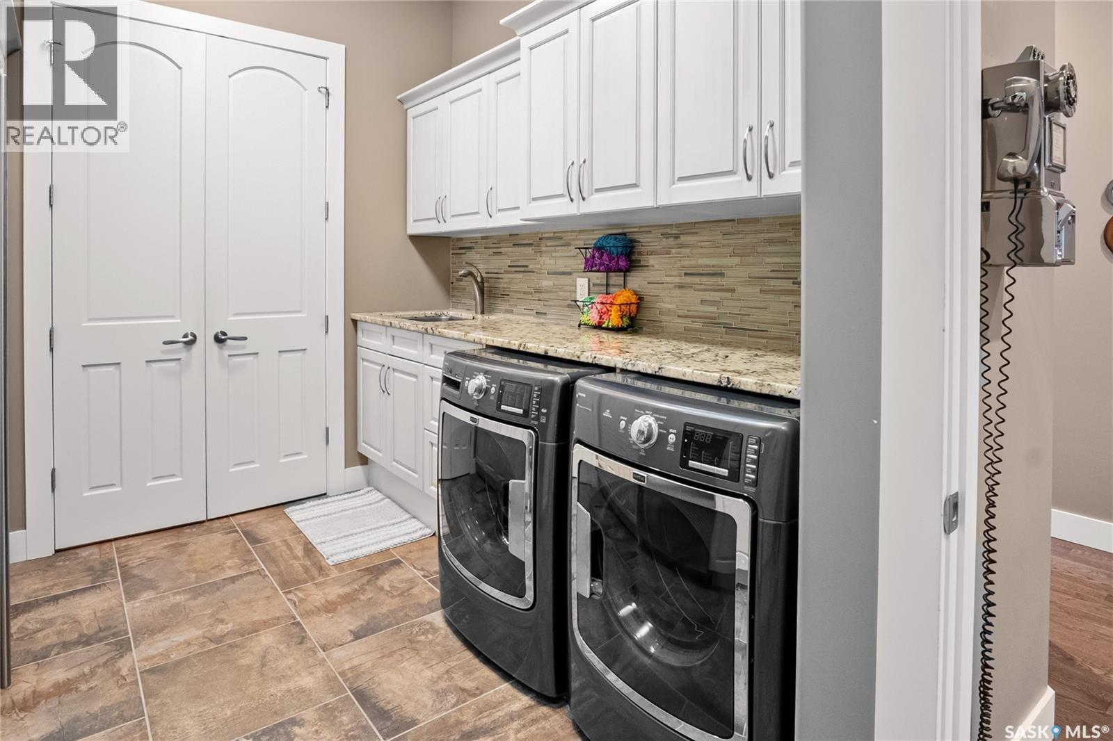 8099 Wascana Gardens Crescent, Regina, SK - Indoor Photo Showing Laundry Room