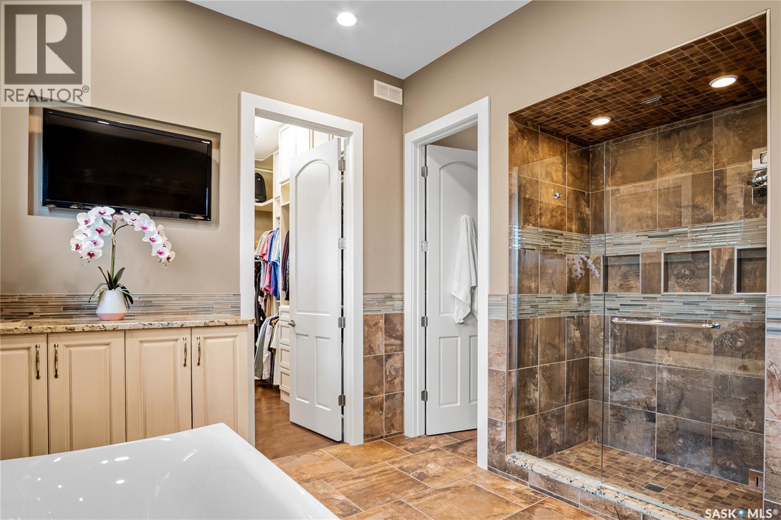 8099 Wascana Gardens Crescent, Regina, SK - Indoor Photo Showing Bathroom
