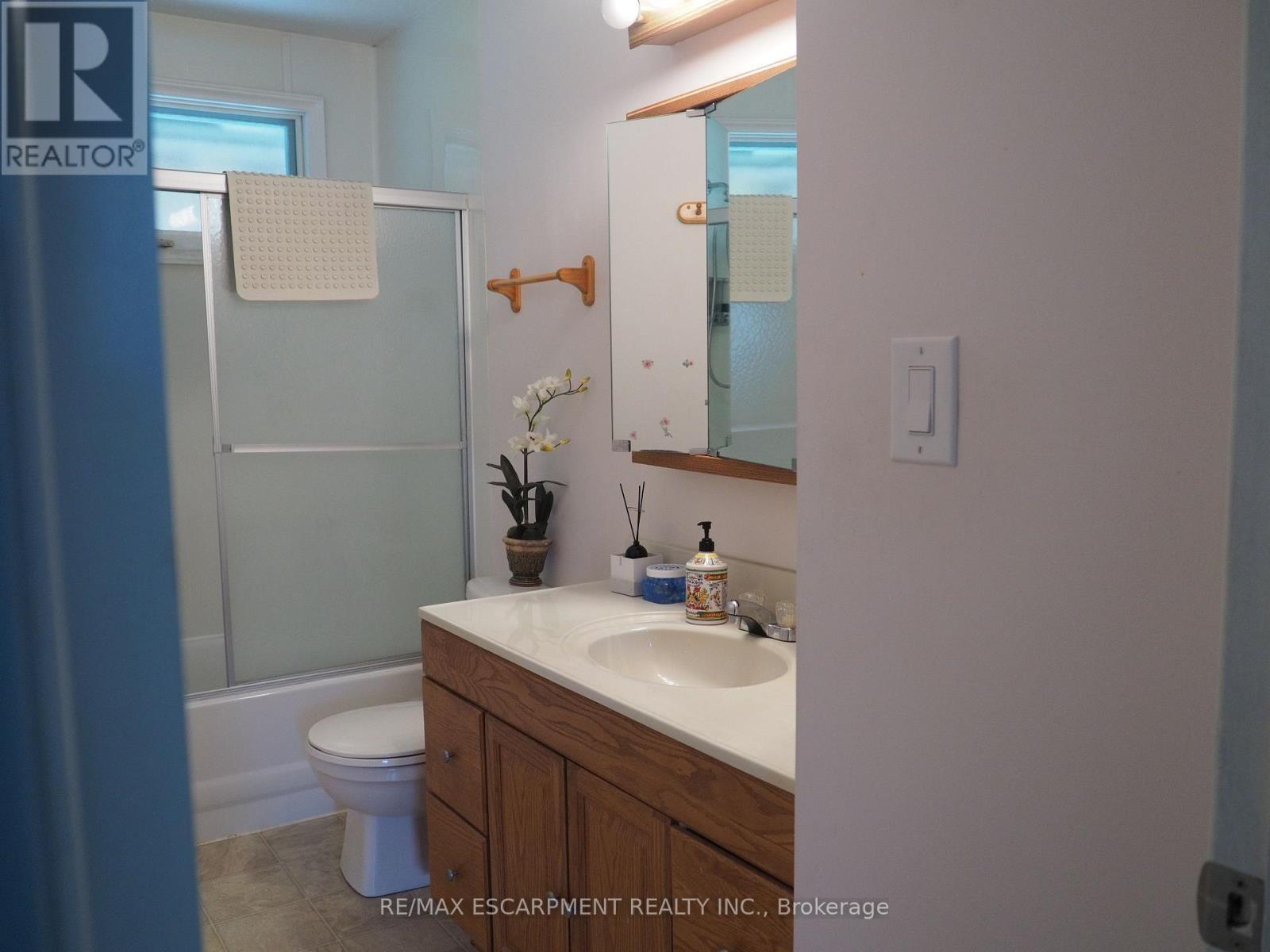 Main - 7543 Redhaven Crescent, Niagara Falls, ON - Indoor Photo Showing Bathroom