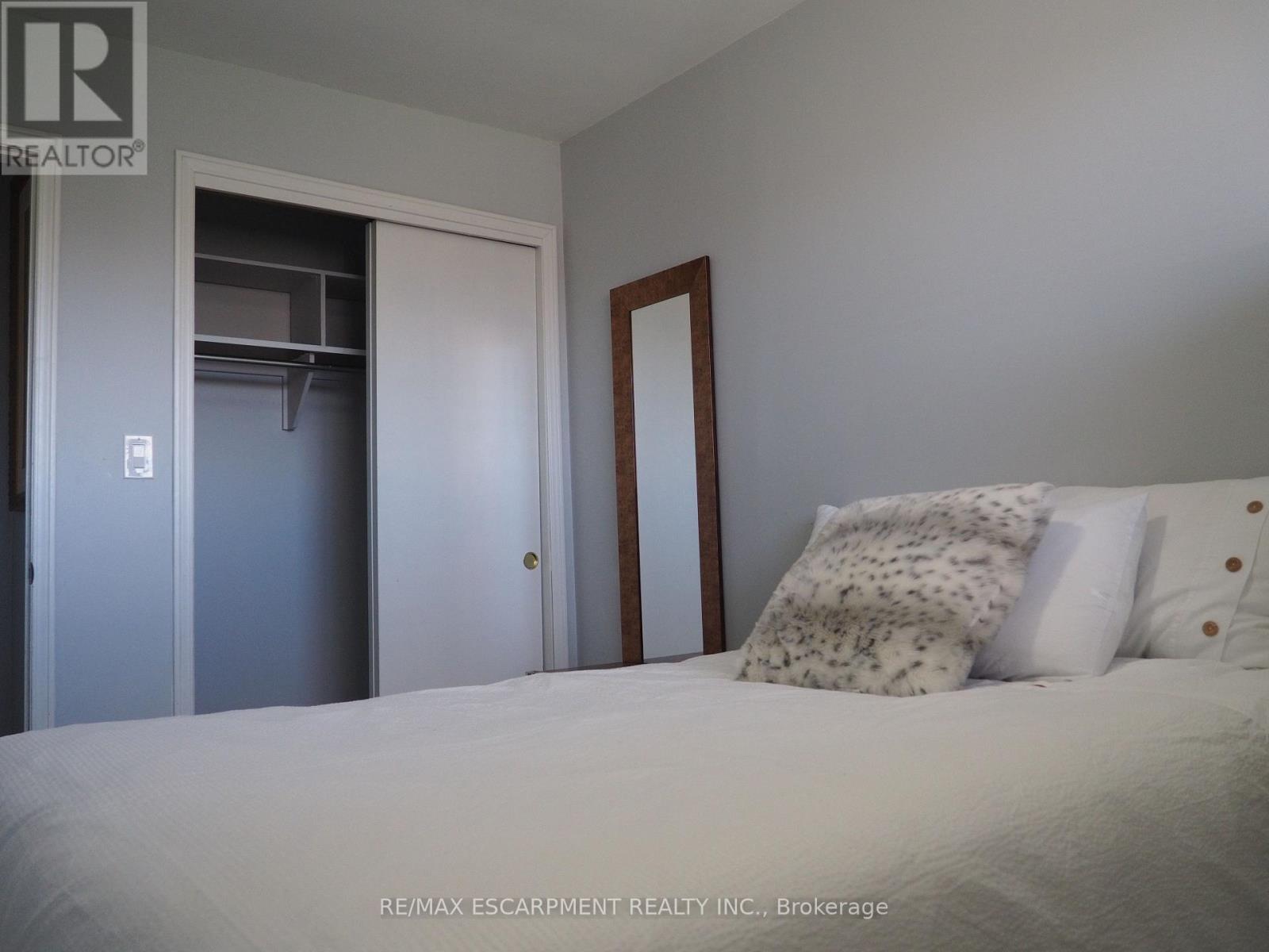 Main - 7543 Redhaven Crescent, Niagara Falls, ON - Indoor Photo Showing Bedroom