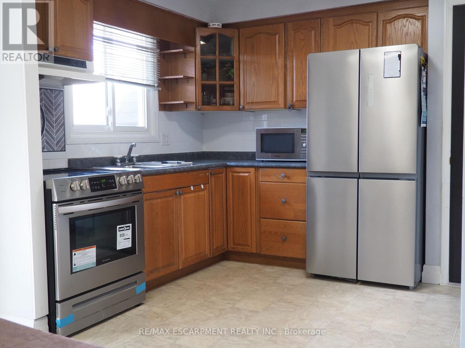 Main - 7543 Redhaven Crescent, Niagara Falls, ON - Indoor Photo Showing Kitchen With Double Sink