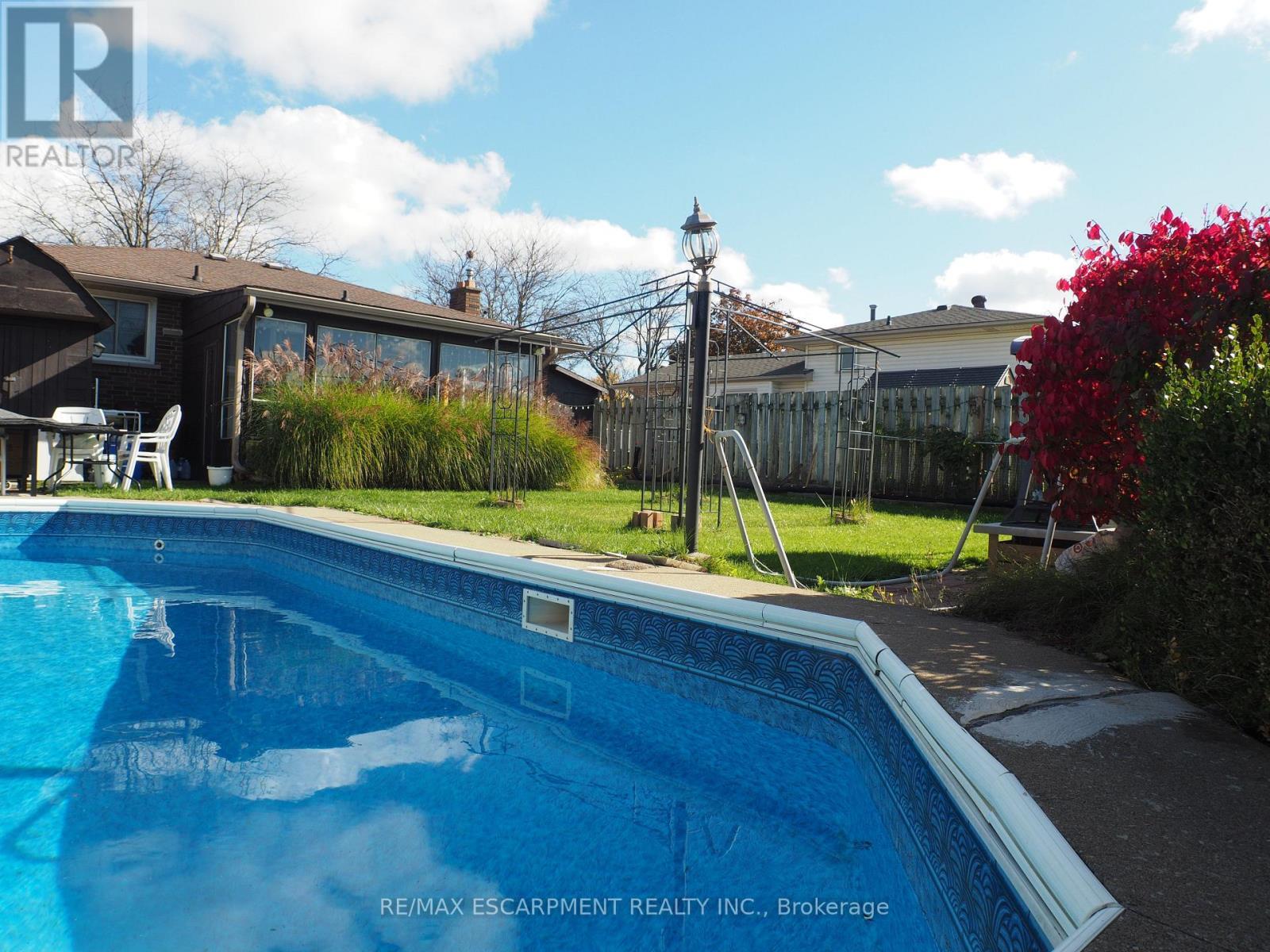 Main - 7543 Redhaven Crescent, Niagara Falls, ON - Outdoor With In Ground Pool With Backyard