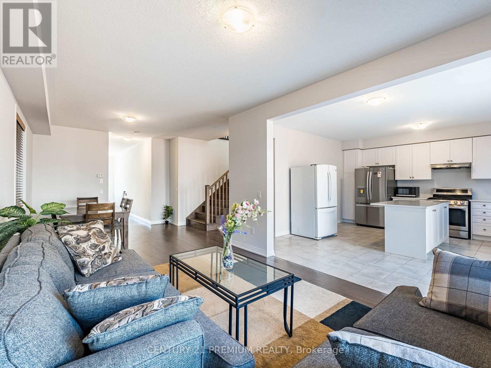 60 Yale Drive, Hamilton, ON - Indoor Photo Showing Living Room