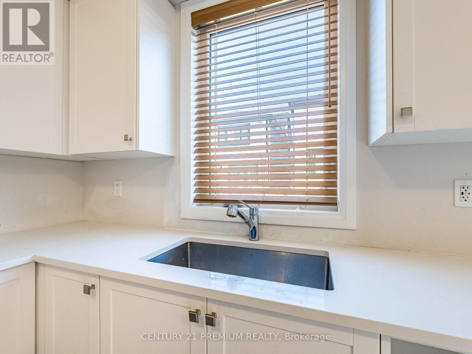 60 Yale Drive, Hamilton, ON - Indoor Photo Showing Kitchen