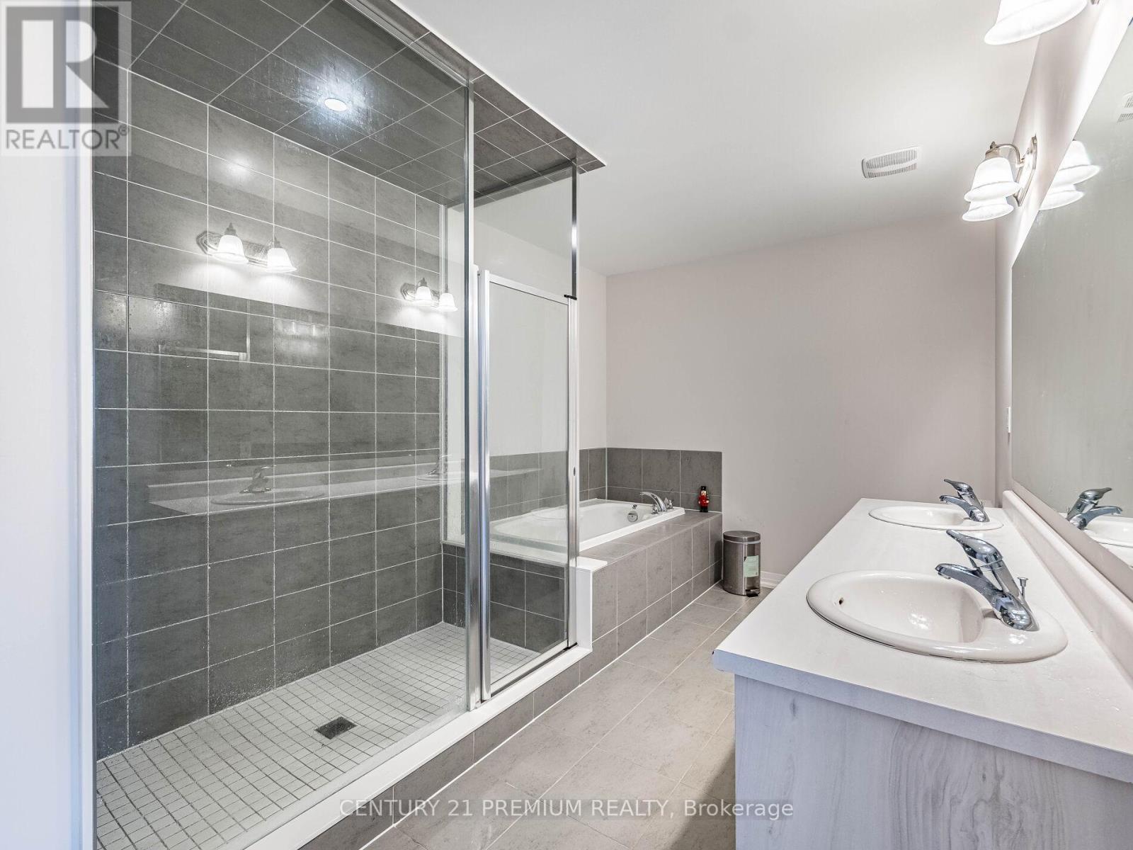 60 Yale Drive, Hamilton, ON - Indoor Photo Showing Bathroom