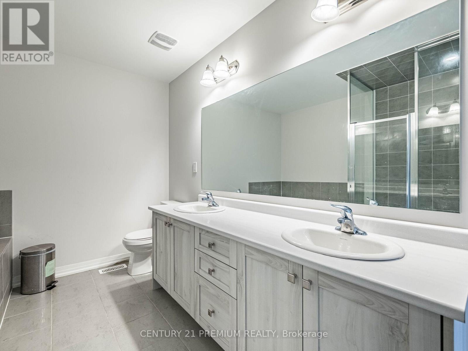 60 Yale Drive, Hamilton, ON - Indoor Photo Showing Bathroom