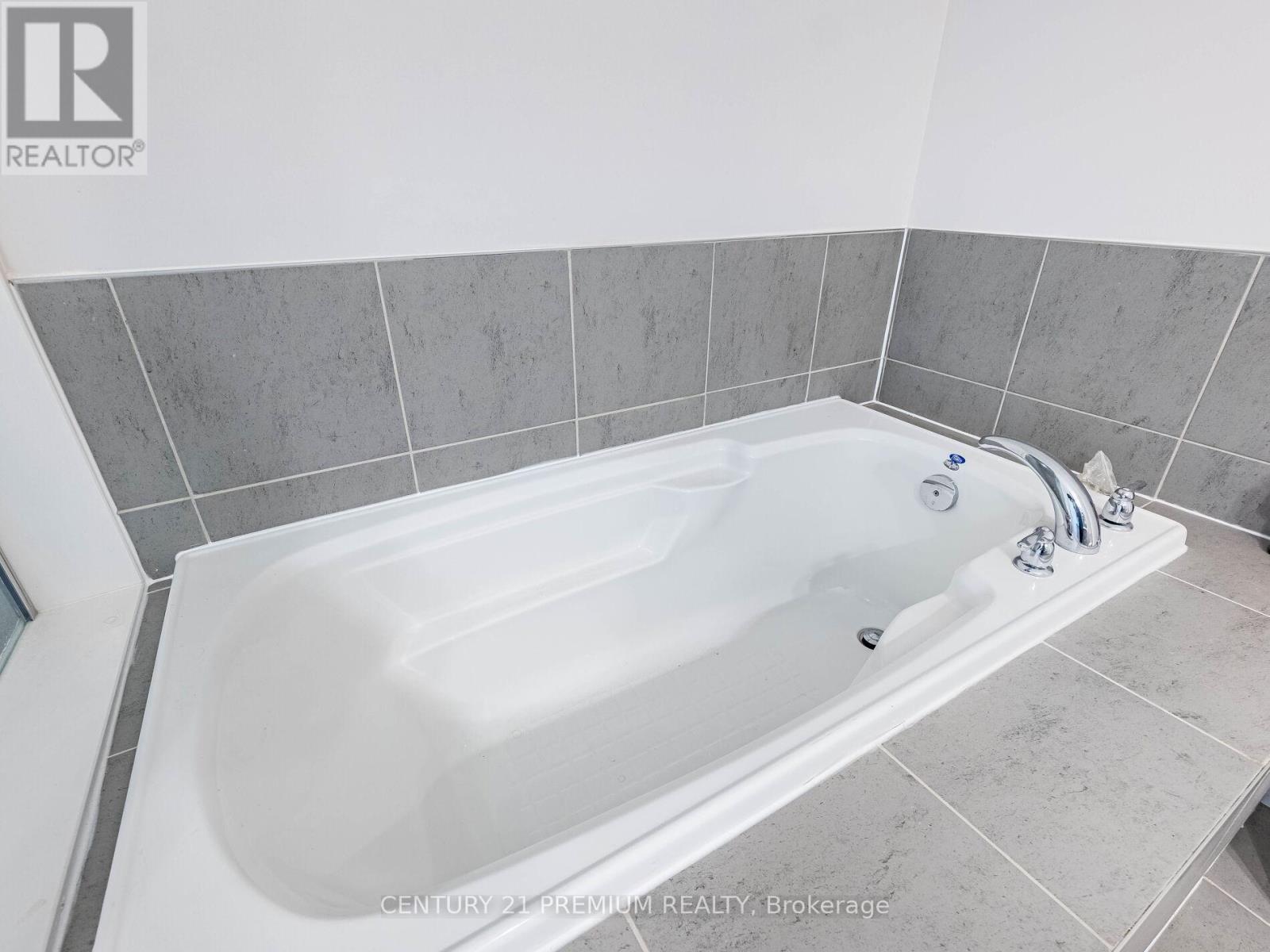 60 Yale Drive, Hamilton, ON - Indoor Photo Showing Bathroom