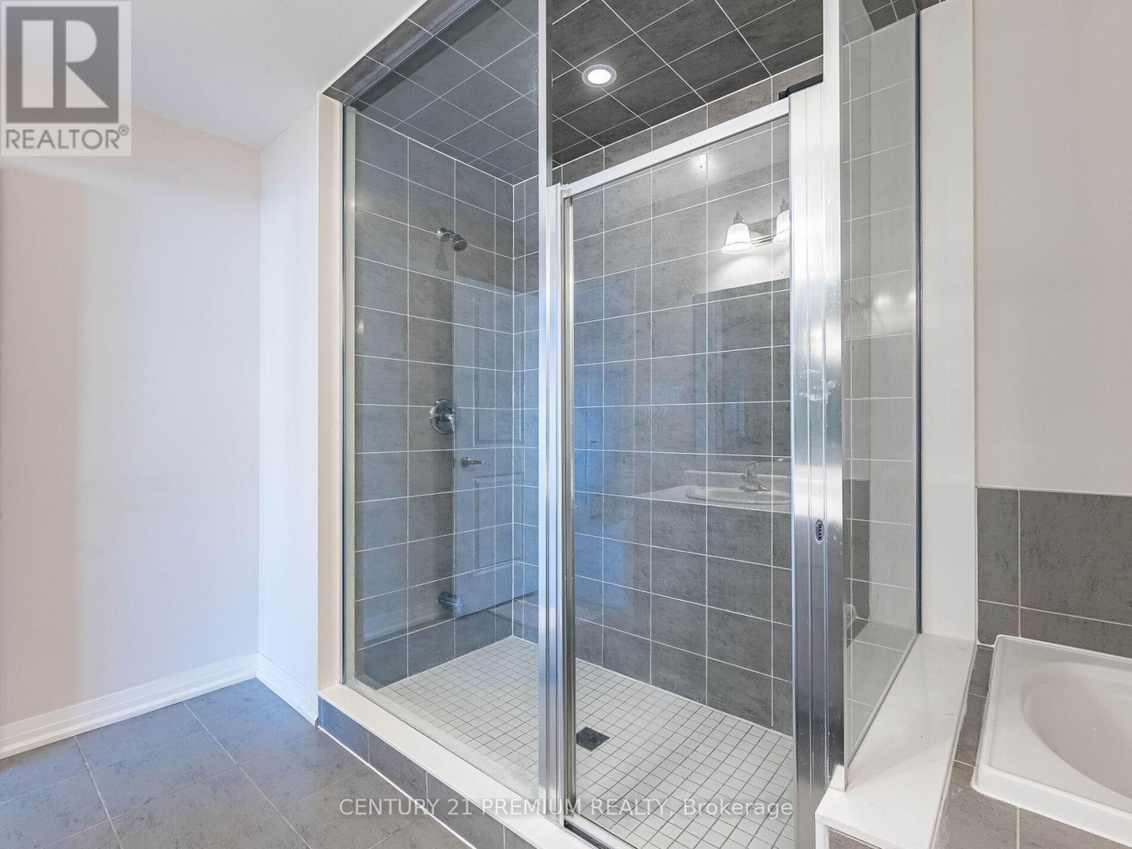 60 Yale Drive, Hamilton, ON - Indoor Photo Showing Bathroom