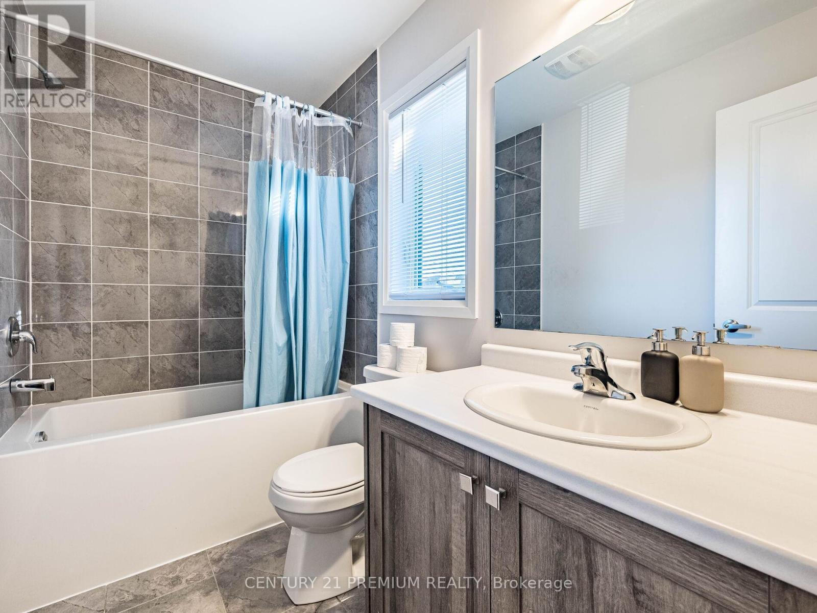 60 Yale Drive, Hamilton, ON - Indoor Photo Showing Bathroom