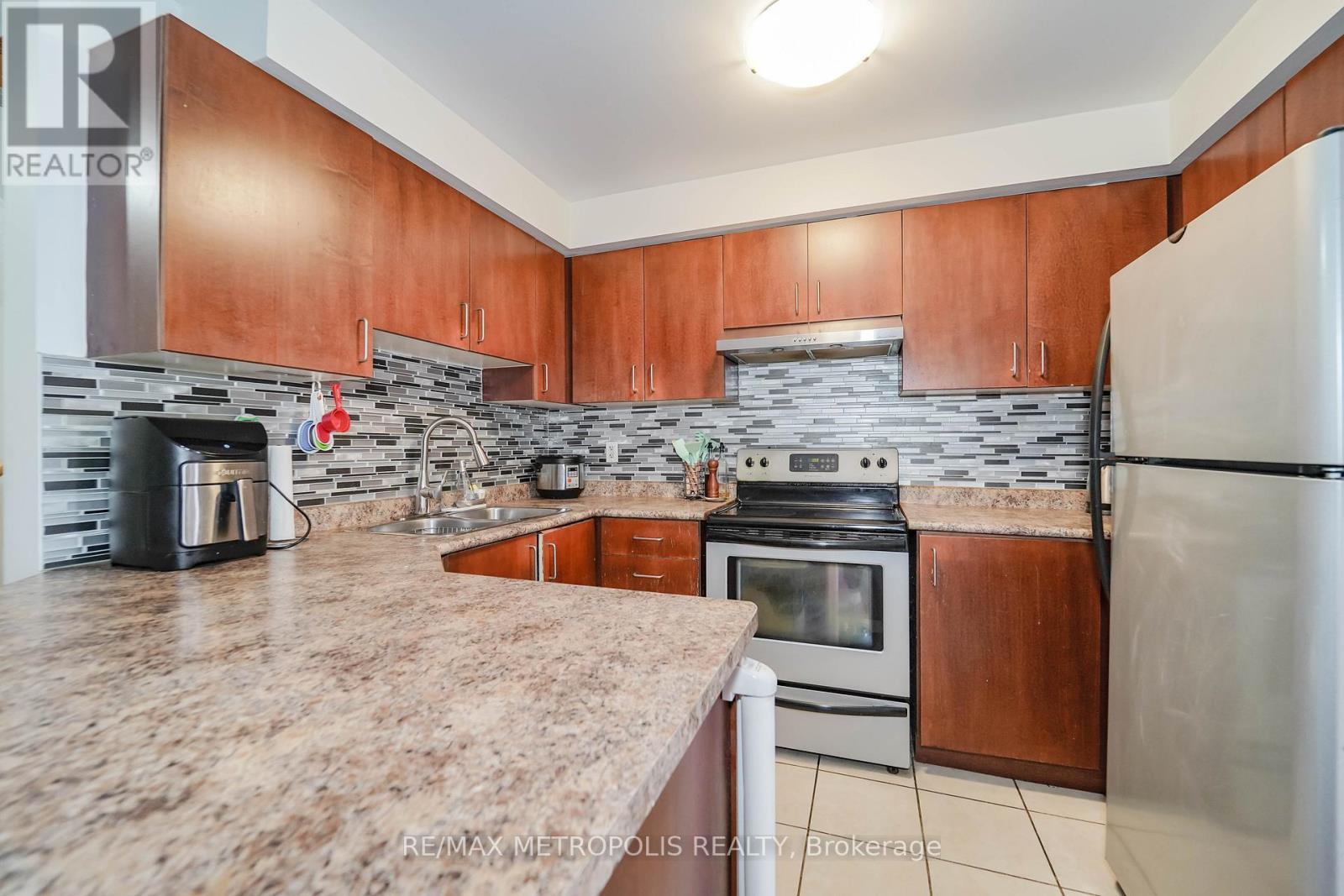 28 Talbotshire Street, Ajax, ON - Indoor Photo Showing Kitchen With Double Sink With Upgraded Kitchen