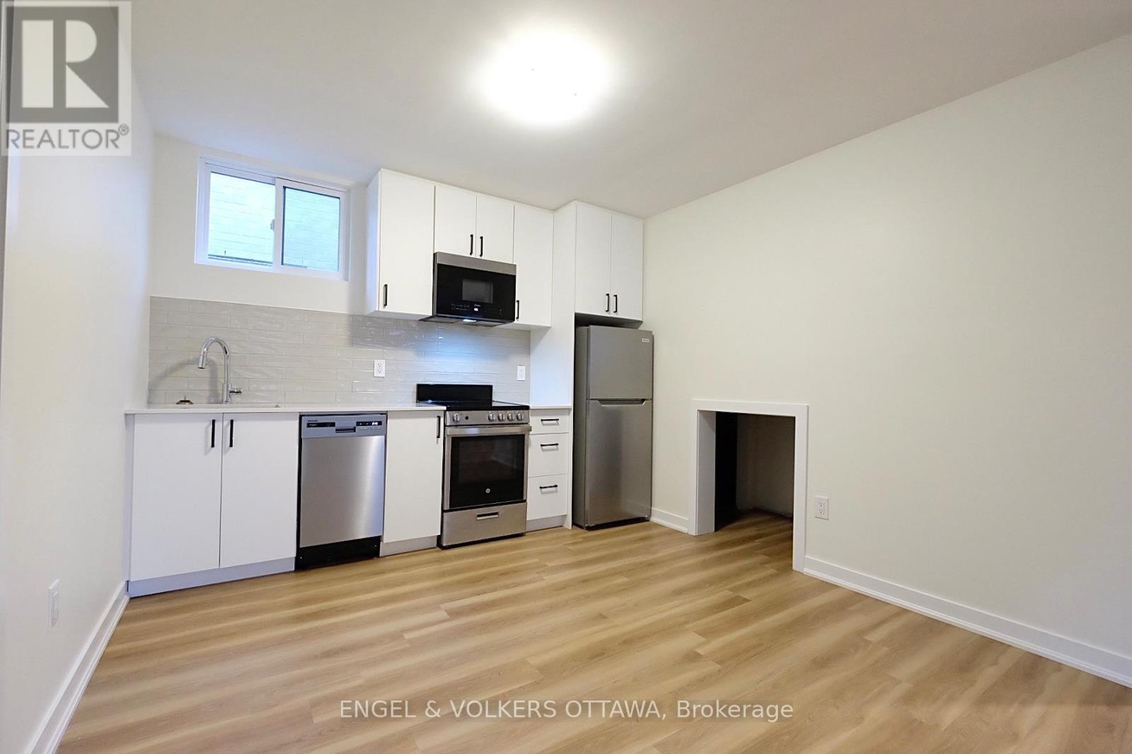 Unit B - 636 Hochelaga Street, Ottawa, ON - Indoor Photo Showing Kitchen With Stainless Steel Kitchen