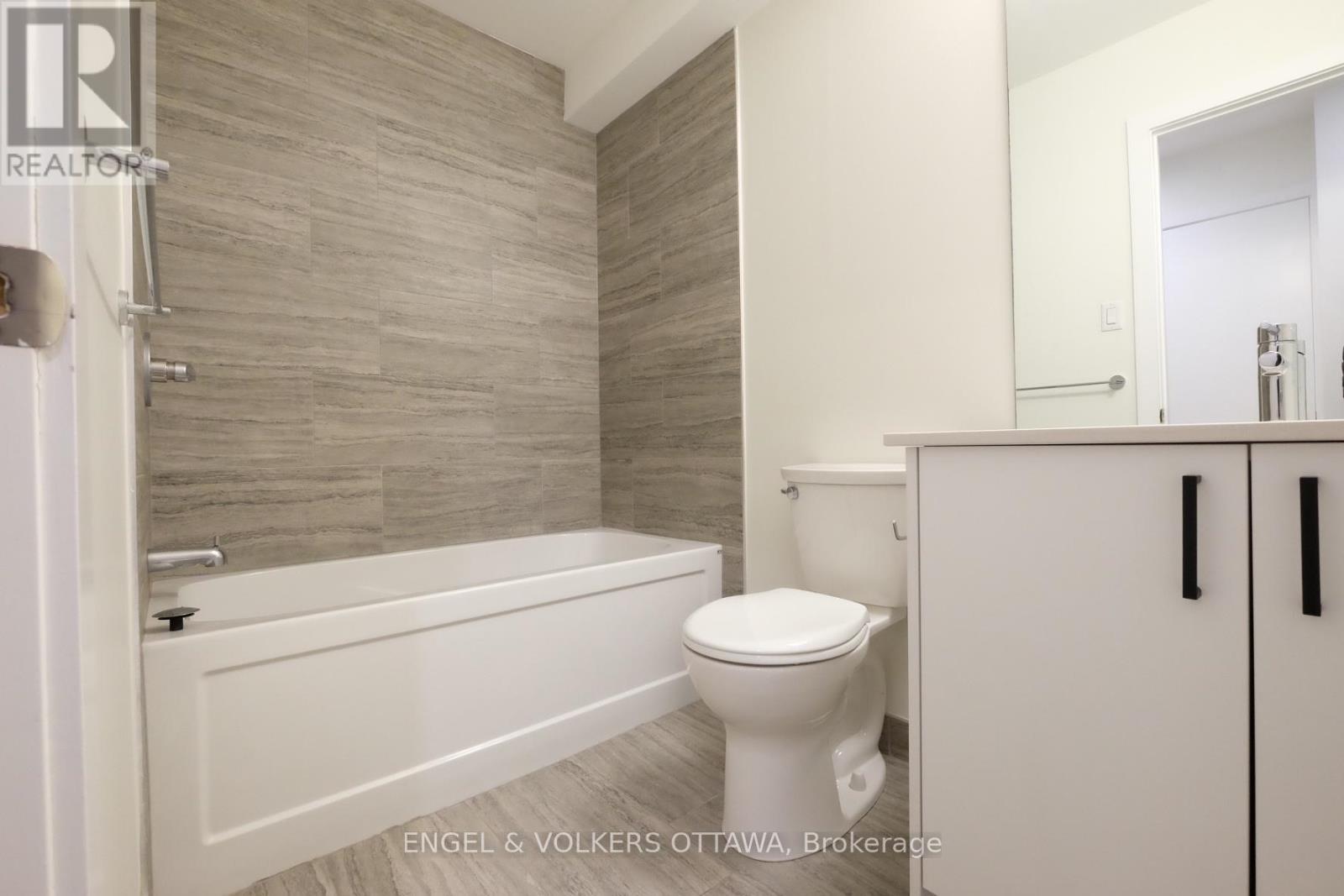 Unit B - 636 Hochelaga Street, Ottawa, ON - Indoor Photo Showing Bathroom