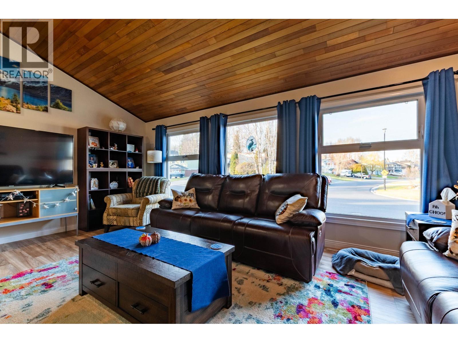 7742 St Mark Crescent, Prince George, BC - Indoor Photo Showing Living Room