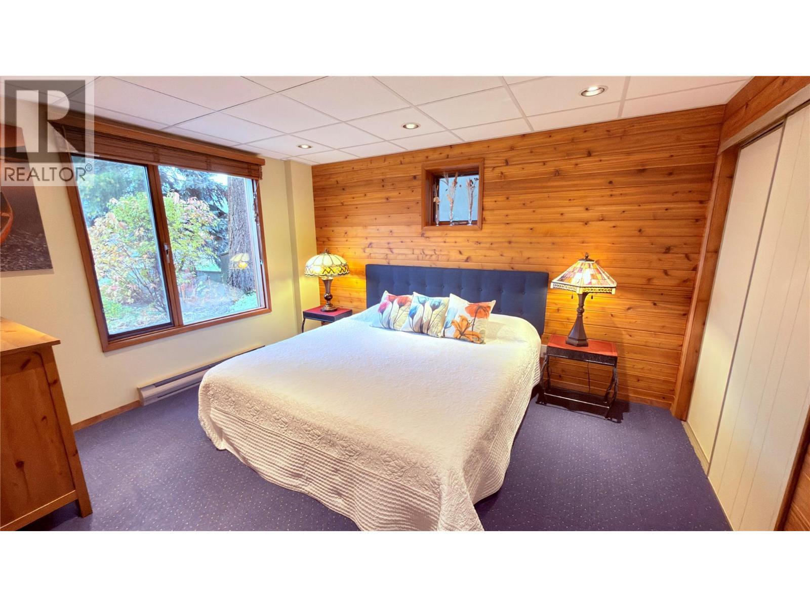 102 Sandner Road, Christina Lake, BC - Indoor Photo Showing Bedroom