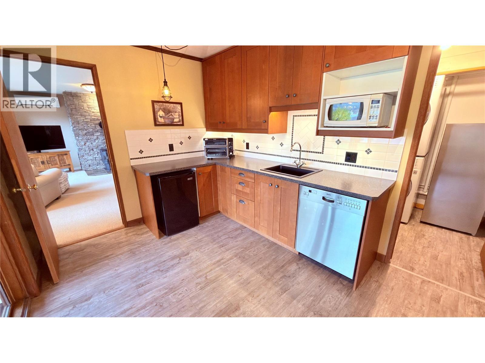 102 Sandner Road, Christina Lake, BC - Indoor Photo Showing Kitchen