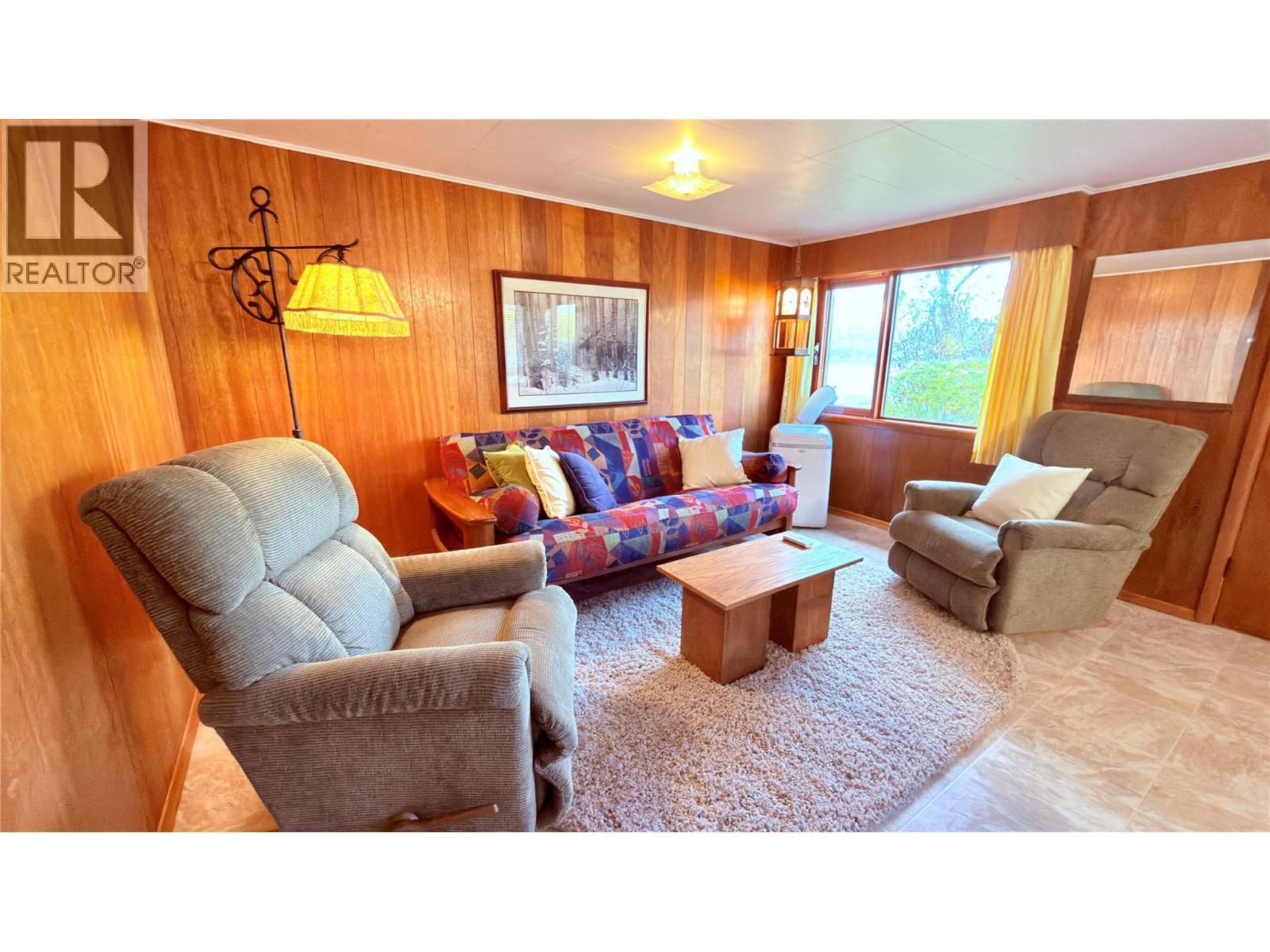 102 Sandner Road, Christina Lake, BC - Indoor Photo Showing Living Room
