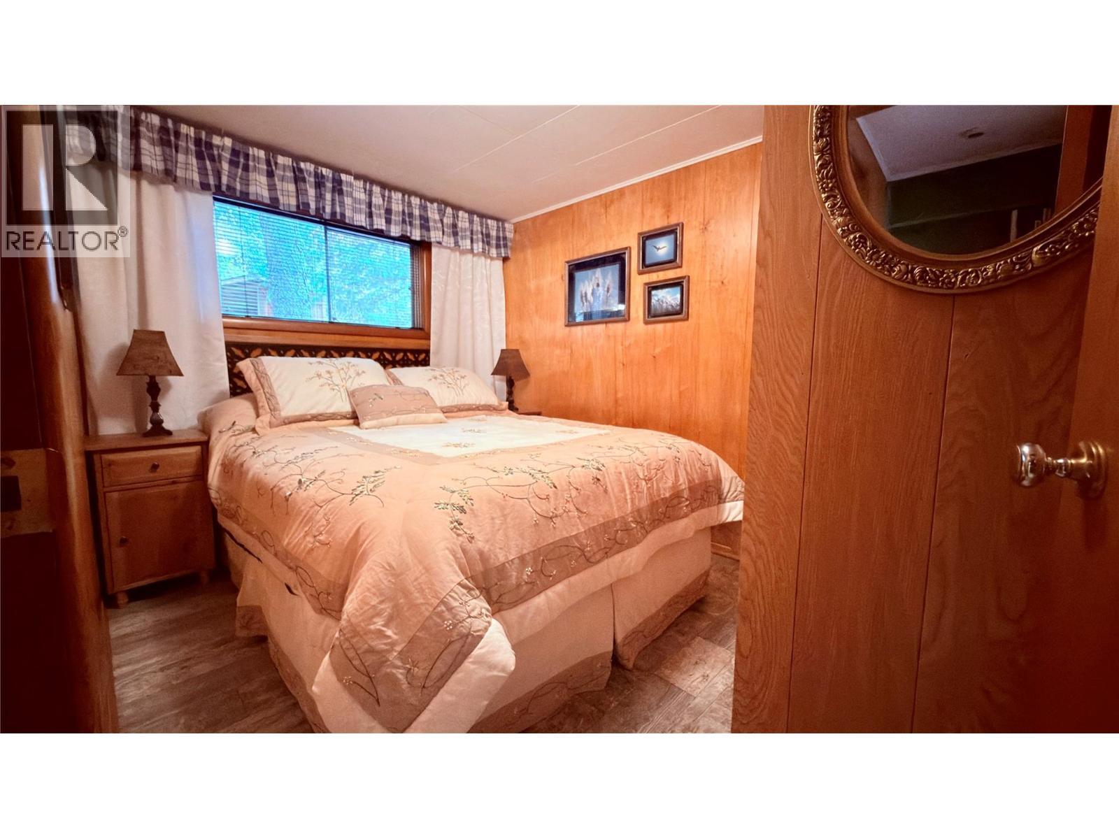 102 Sandner Road, Christina Lake, BC - Indoor Photo Showing Bedroom