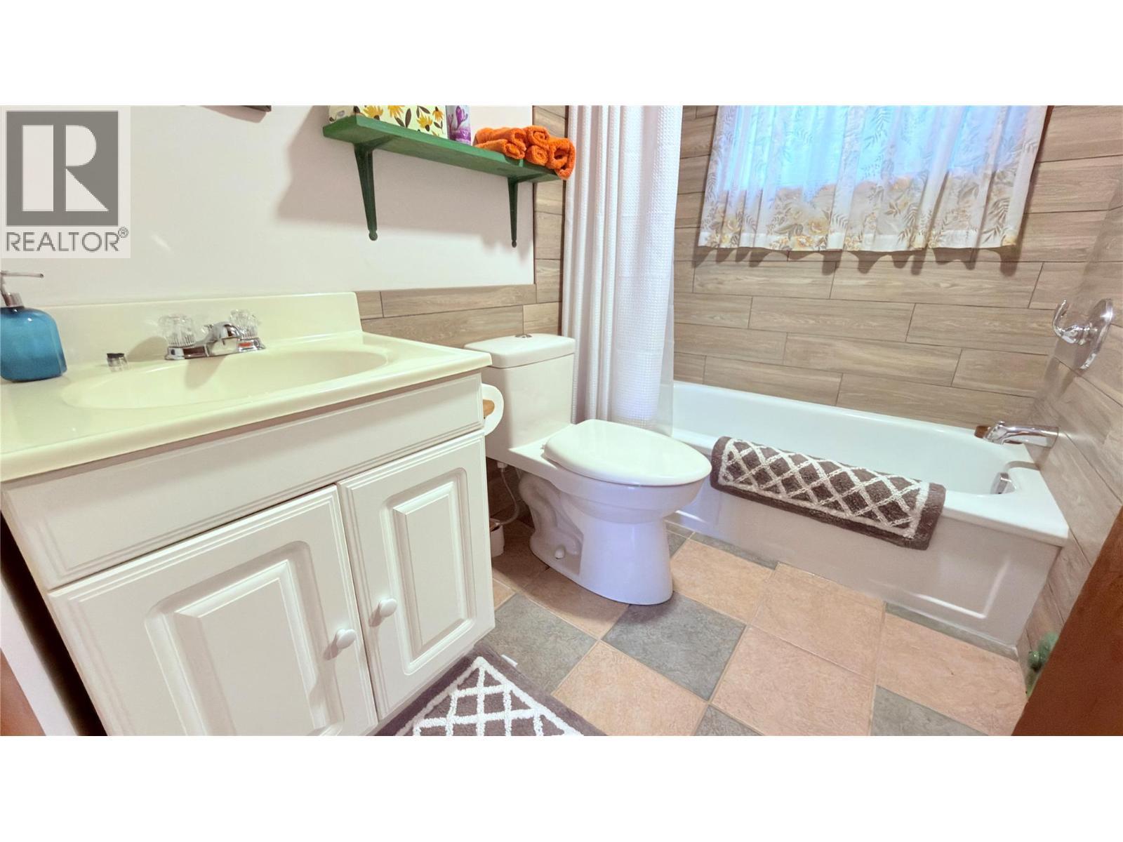 102 Sandner Road, Christina Lake, BC - Indoor Photo Showing Bathroom