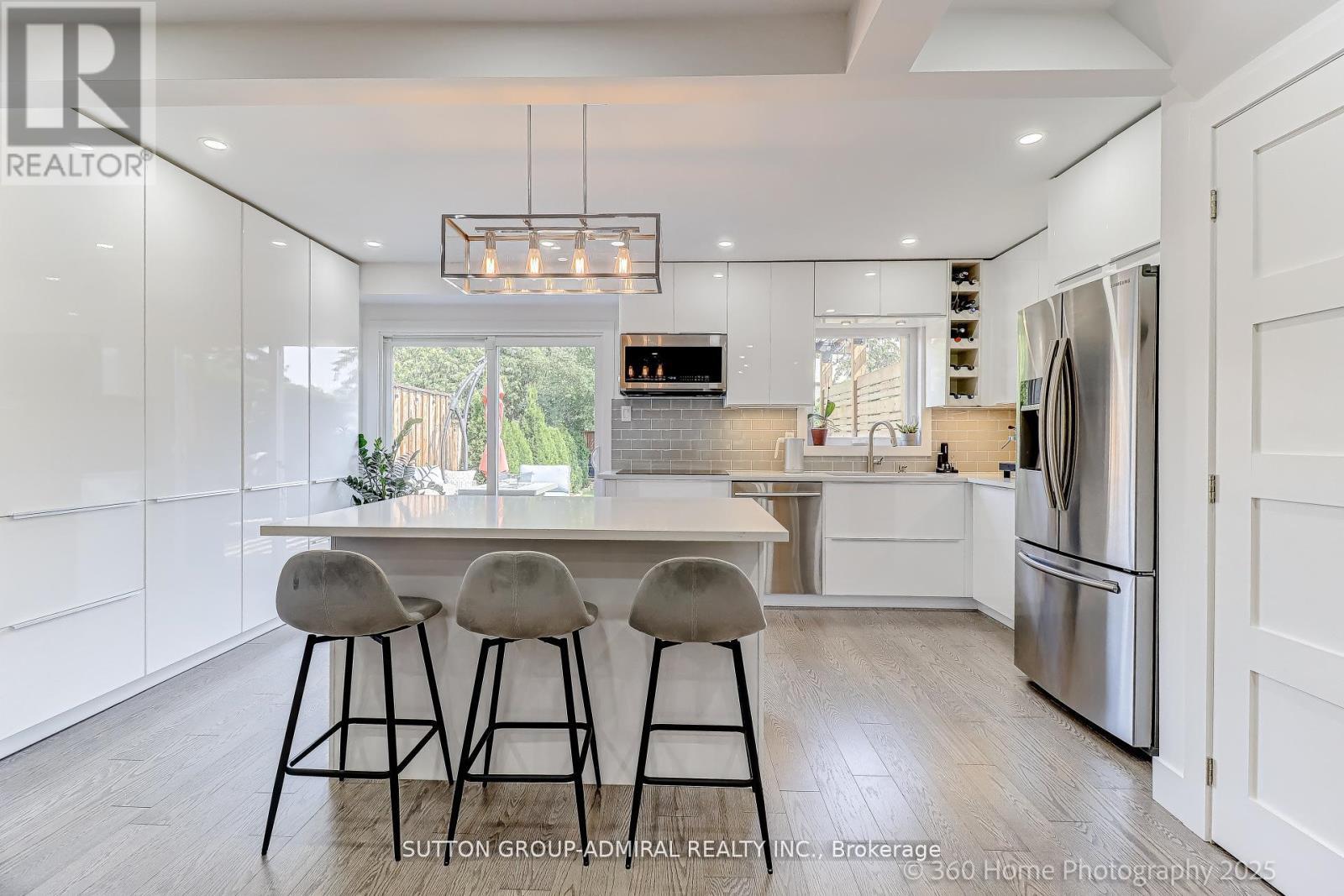 709 Greycedar Crescent, Mississauga, ON - Indoor Photo Showing Kitchen With Upgraded Kitchen