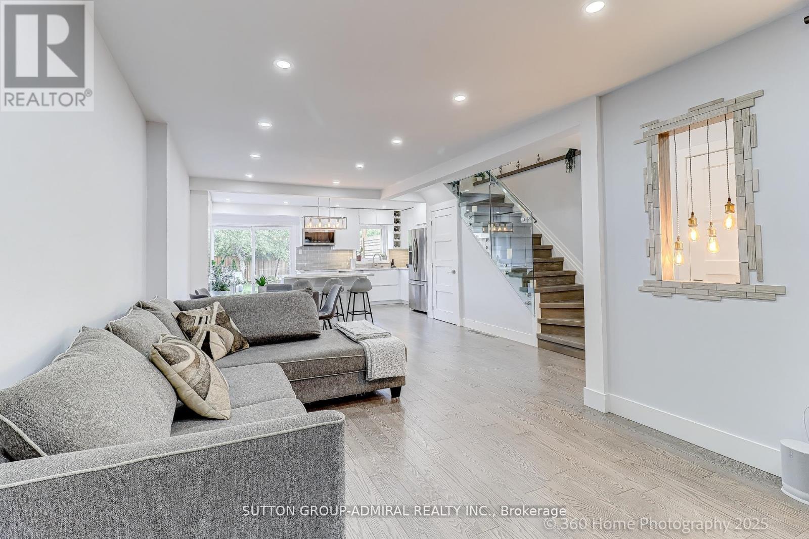 709 Greycedar Crescent, Mississauga, ON - Indoor Photo Showing Living Room