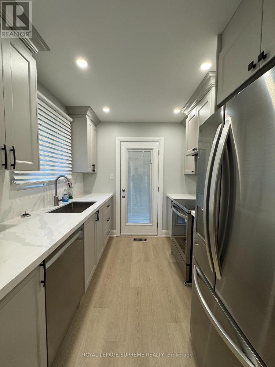 Upper - 8 Redwood Court, Barrie, ON - Indoor Photo Showing Kitchen