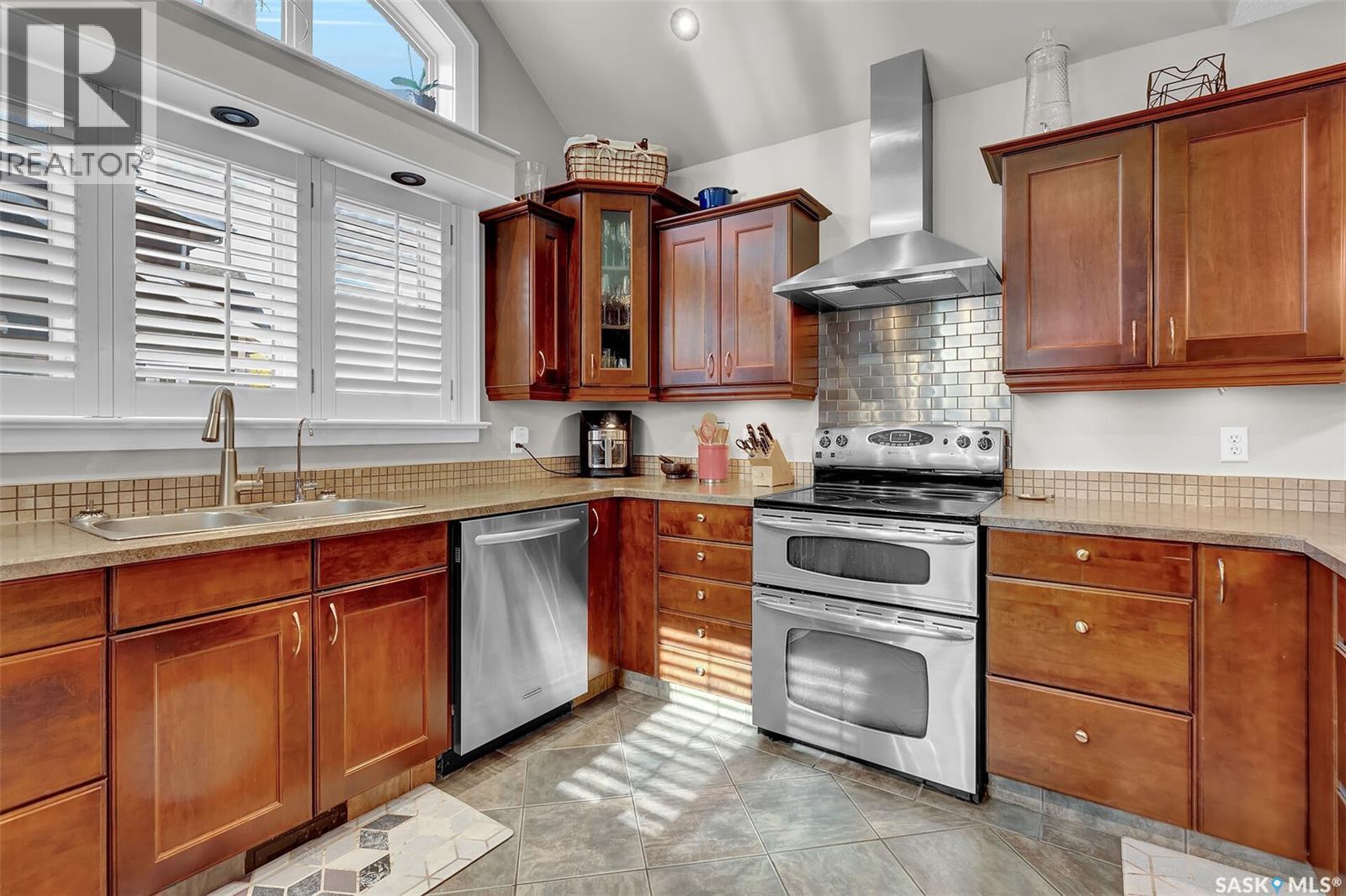 2736 Regina Avenue, Regina, SK - Indoor Photo Showing Kitchen With Double Sink