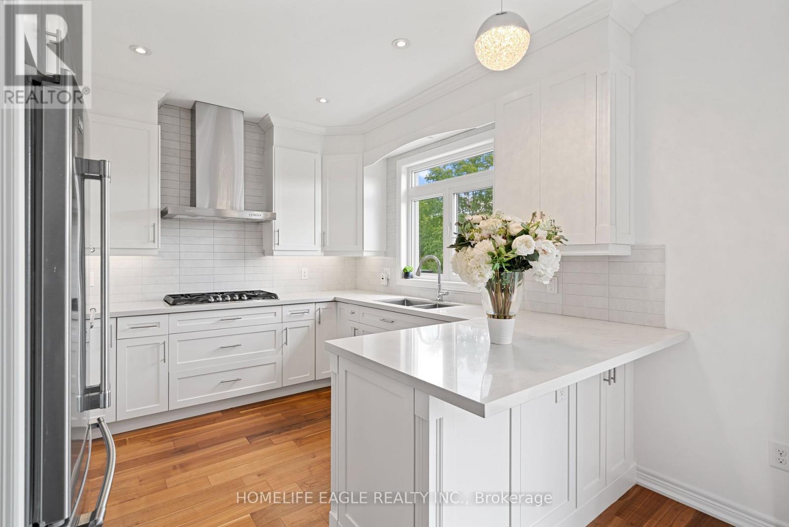545 Clifford Perry Place, Newmarket, ON - Indoor Photo Showing Kitchen With Double Sink With Upgraded Kitchen