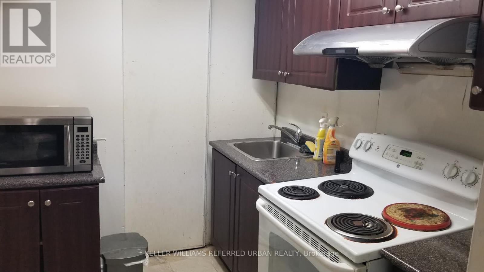100 Harness Circle, Markham, ON - Indoor Photo Showing Kitchen