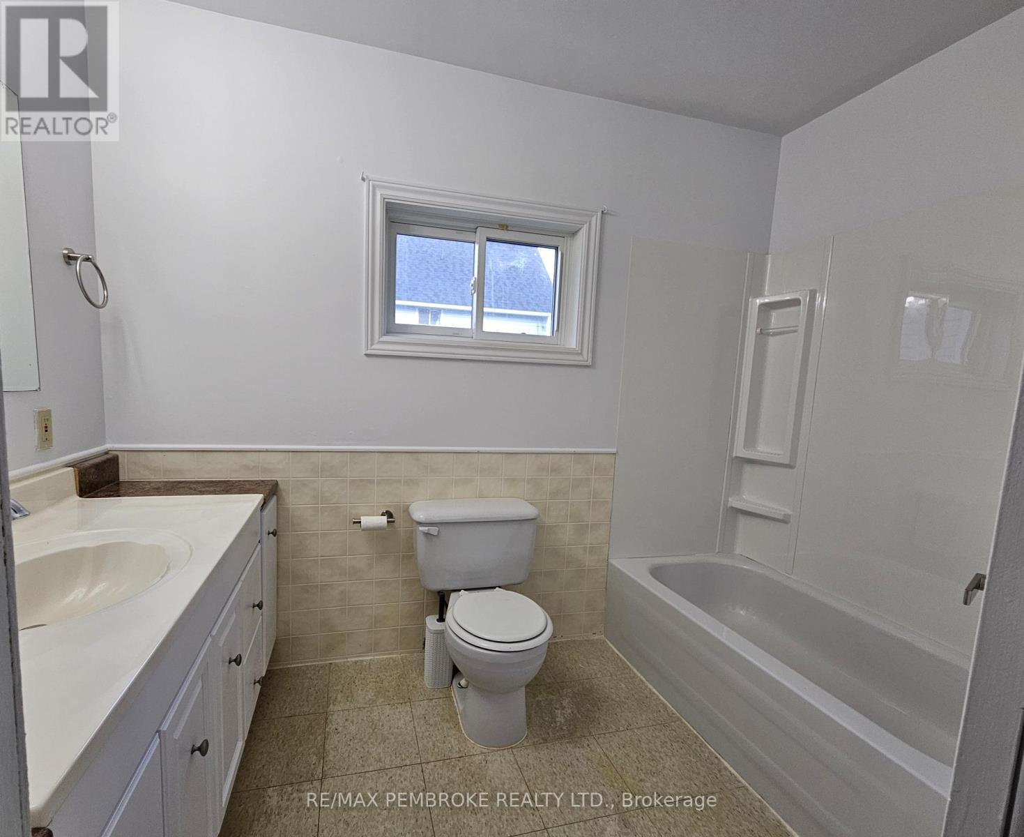 618 Elgin Street, Laurentian Valley, ON - Indoor Photo Showing Bathroom