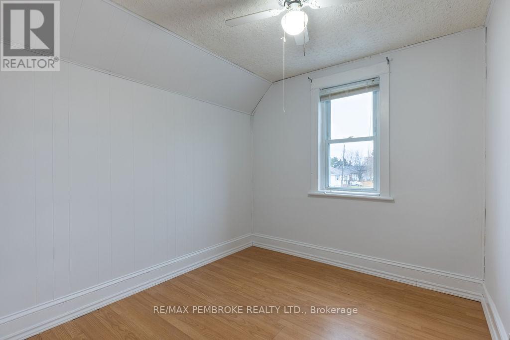 618 Elgin Street, Laurentian Valley, ON - Indoor Photo Showing Other Room