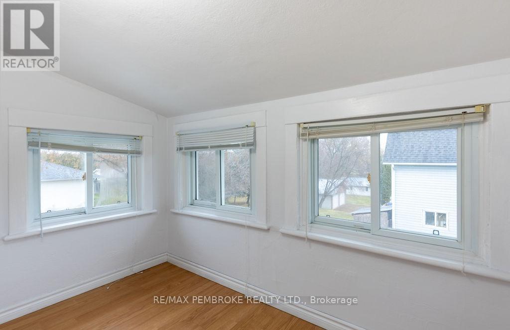 618 Elgin Street, Laurentian Valley, ON - Indoor Photo Showing Other Room