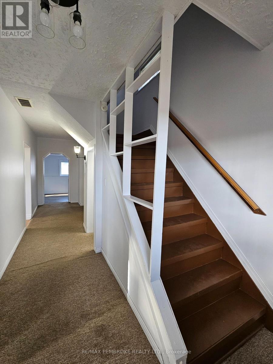 618 Elgin Street, Laurentian Valley, ON - Indoor Photo Showing Other Room