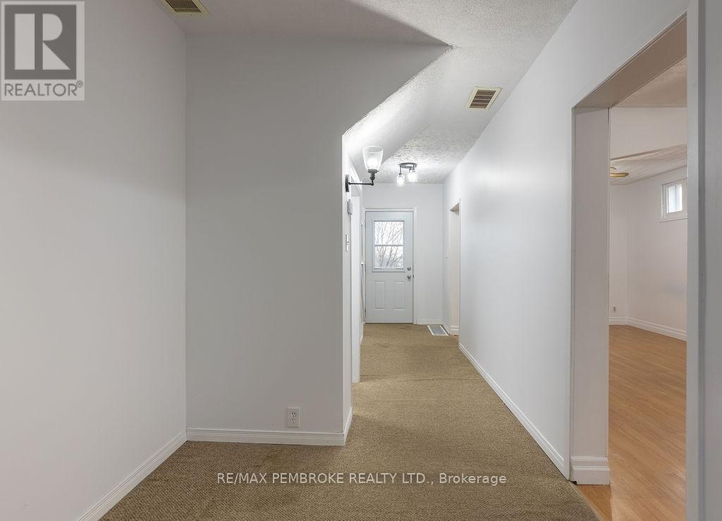 618 Elgin Street, Laurentian Valley, ON - Indoor Photo Showing Other Room