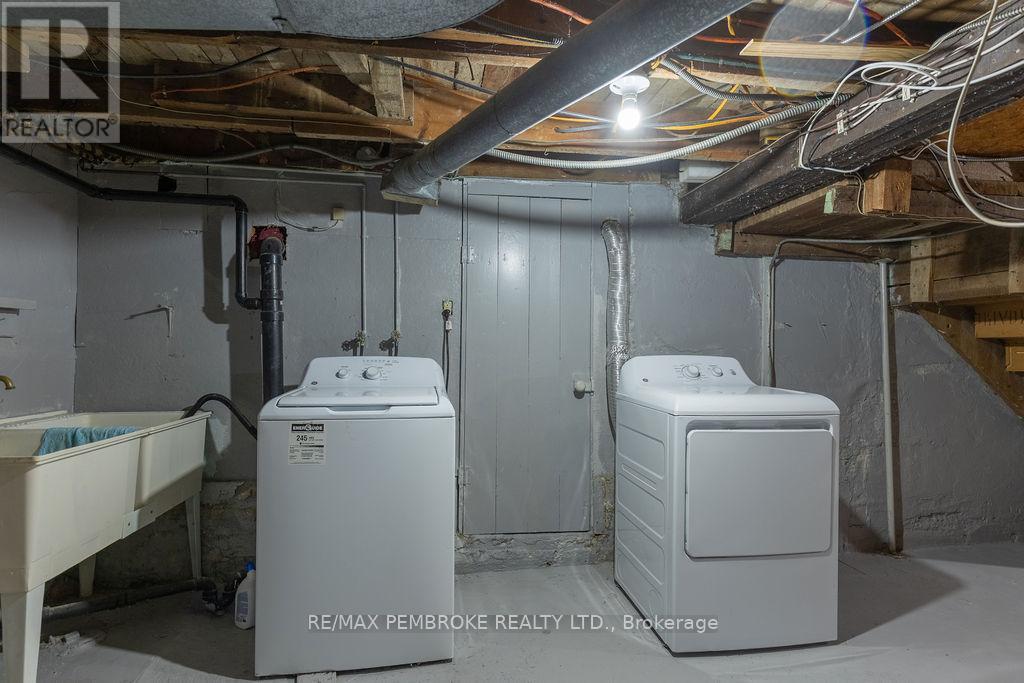 618 Elgin Street, Laurentian Valley, ON - Indoor Photo Showing Laundry Room