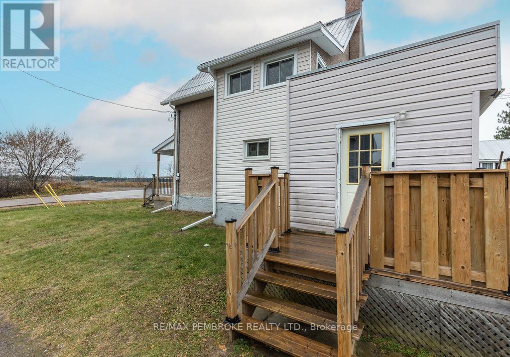 618 Elgin Street, Laurentian Valley, ON - Outdoor