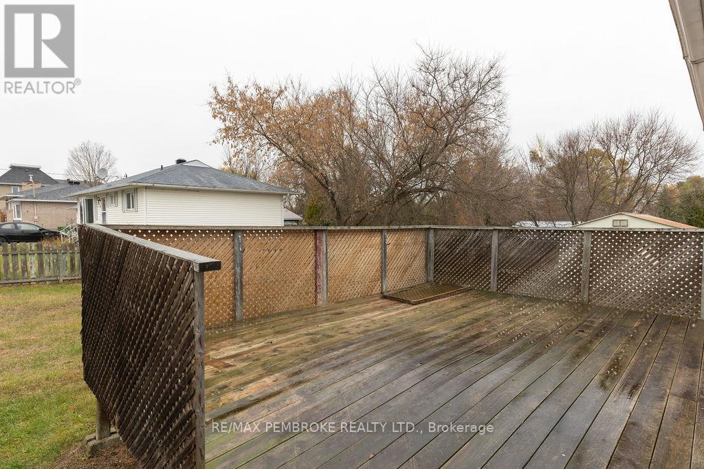 618 Elgin Street, Laurentian Valley, ON - Outdoor With Deck Patio Veranda