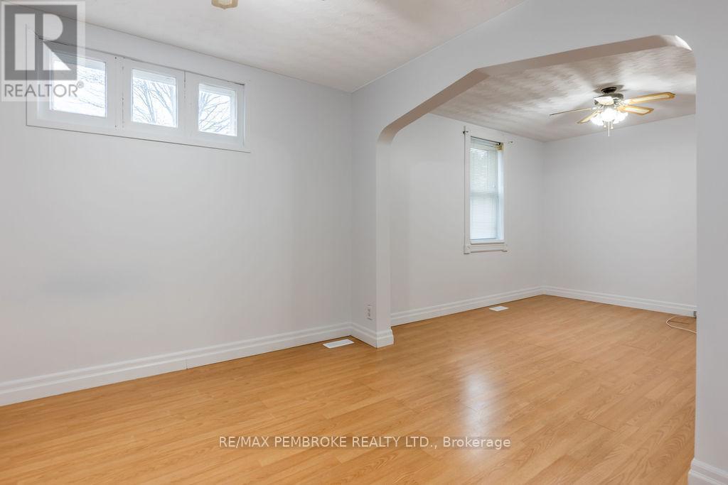 618 Elgin Street, Laurentian Valley, ON - Indoor Photo Showing Other Room